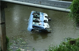 Xe khách lao xuống sông, 17 người thương nặng